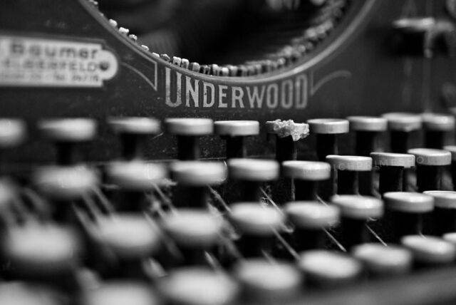 ...i found an old #typwriter from my dad, did he write some loveletters for my mom on it? 🥰 
.
.
.
#vintage #vintagestyle #underwoodtypewriter #loveletters #writing #oldtypewriter #decor #antique #instahome #blackandwhite #macrophotography #bnwmood #typwriterpoetry #typwriter #munichprimeshot #stillleben #stilllife #momentaufnahme #photography #bnwphotography #memories #industrialdecor #oldtypewritercollection #homedecor #antiquedecor #letters #blackandwhitephotography #sonyalpha #sonyphotography #sonyimages @munichprimeshot