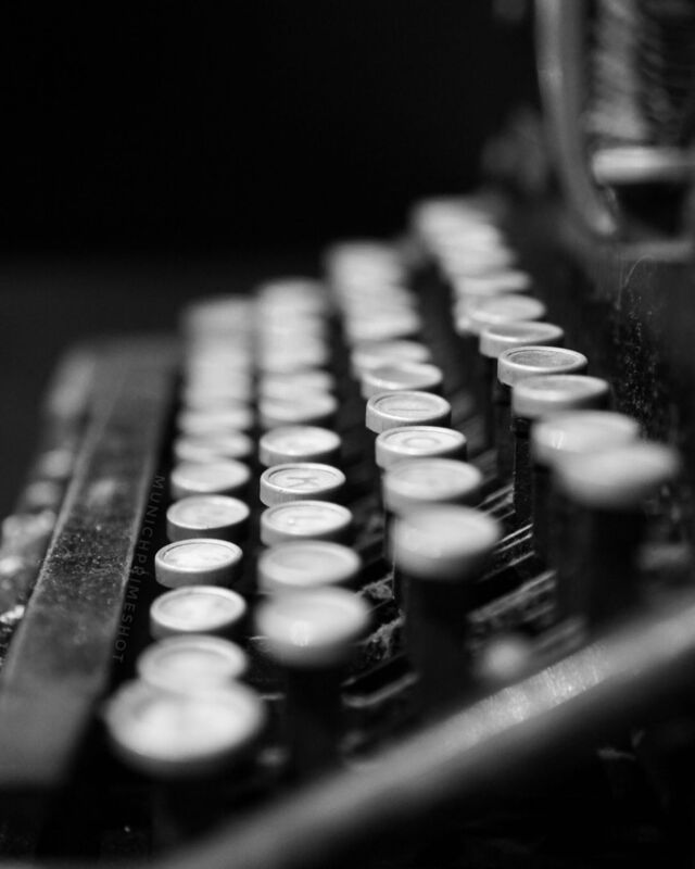 ...do kids even know how to write on a #typwriter?...🤨
.
.
.
#vintage #vintagestyle #underwoodtypewriter #retro #writing #oldtypewriter #decor #antique #stillleben #blackandwhite #macrophotography #bnwmood #typwriterpoetry #typwriter #munichprimeshot #stilllife #closeup #photography #bnwphotography #retrostyle #industrialdecor #oldtypewritercollection #homedecor #antiquedecor #letters #blackandwhitephotography #sonyalpha #momentaufnahme #sonyphotography #sonyimages @munichprimeshot