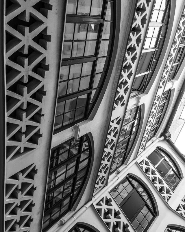good morning world 😎🎉 walking around in #munich is always a highlight 🤩😍
.
.
.
#münchen #travelgram #schönstestadtderwelt #955charivari #MunichCity #Bavaria #visitbavaria #bnw #blackandwhite #Bayern #Münchenliebe #munichprimeshot #munichblogger #igersmunich #moodygrams #InstaMunich #deinbayern #nyc #nycprimeshot #nycprime_ladies #gong963 #details #archilovers #royalsnappingartists #explore #architecture #mondaymotivation #yourshotphotographer #canon