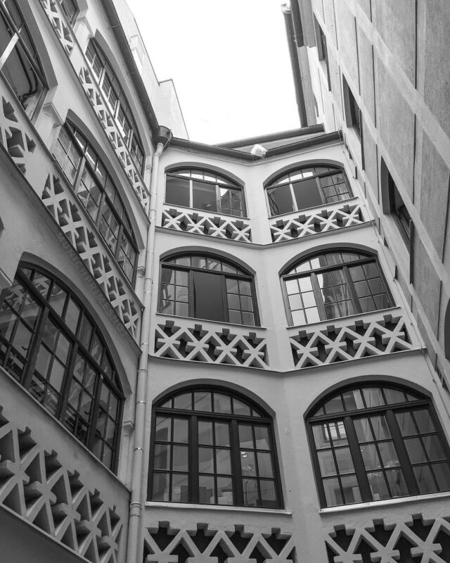 what could be behind all the #windows ? 🤓
.
.
.
#münchen #travelgram #schönstestadtderwelt #955charivari #MunichCity #Bavaria #visitbavaria #bnw #blackandwhite #Bayern #munichprimeshot #munichblogger #igersmunich #moodygrams #InstaMunich #deinbayern #nyc #nycprimeshot #nycprime_ladies #lookup #details #archilovers #royalsnappingartists #explore #architecture #yourshotphotographer #canon