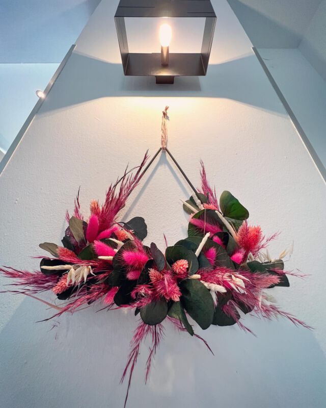 …Wer besondere Highlights sucht, findet diese auch bei @diehaarkuenstlerin …✨

#münchen #friseur #hairstylist #munichprimeshot #interieur #stilllife #interiordesign #design #dekoration #artist #floraldesign #münchenliebe #wellaprofessional #fotografie #blumenliebe #innendesign #bayern #wellahair #trockenblumenliebe #ichhabdiehaareschön #balayage #coloration #friseurmünchen #friseursalon #diehaarkuenstlerin #wohlfühloase #interieurfotografie #haarstylist #nyc #haarfarbentrends