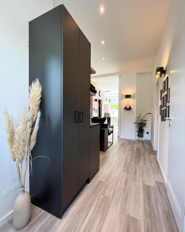 …„Wenn Du eine Pechsträhne hast, färb sie einfach um!“… @diehaarkuenstlerin

#münchen #friseur #hairstylist #munichprimeshot #interieur #interiordesign #design #decoration #architektur #trockenblumen #münchenliebe #wellaprofessional #fotografie #blumenliebe #innendesign #bayern #wellahair #dekoration #ichhabdiehaareschön #balayage #coloration #friseurmünchen #friseursalon #diehaarkuenstlerin #wohlfühloase #interieurfotografie #haarstylist #künstlerin #haarfarbentrends
