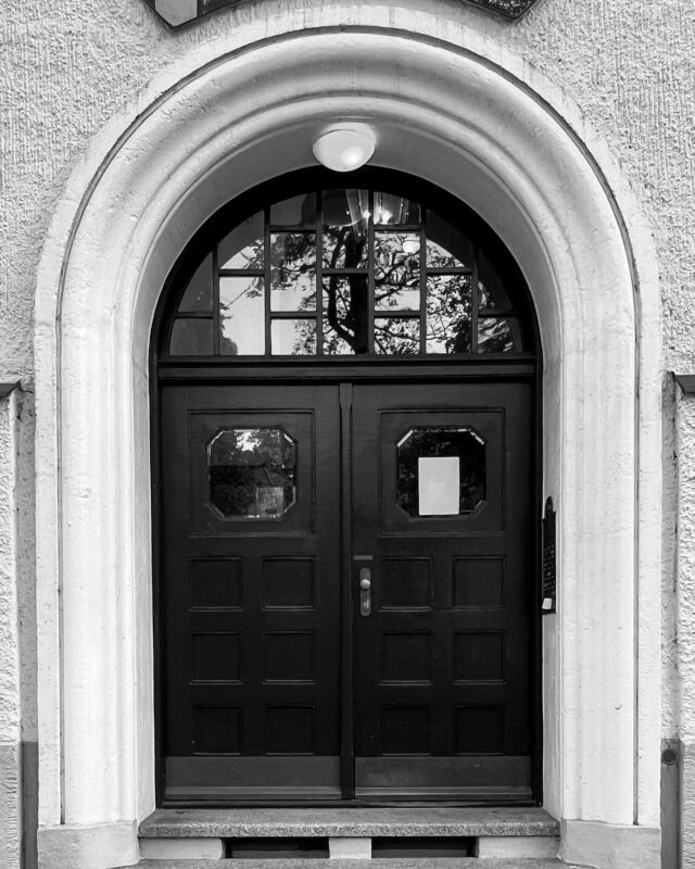 …So oft schon durch diese Tür gegangen, aber erst heute ein Foto geschossen…

#bnwmood #explore #münchenliebe #royalsnappingartists #rsa_streetview  #travel #streetview #städtetrip #travelphotography #oktober #photooftheday #architecture #street #streetphotography #yourshotphotographer #munichprimeshot #blickwinkel #streetstyle #nyc #bnw #bayern #blackandwhite #photojournalism #münchenfotograf #bnw_life #mobiography #türe #münchen #city #mobilephotography