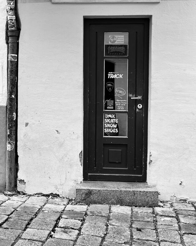 …Manchmal steigt man aus dem Auto und hat direkt etwas spannendes vor der Linse… 

#gasse #explore #rsa_bnw #royalsnappingartists #rsa_streetview  #travel #streetview #städtetrip #travelphotography #oktober #photooftheday #architecture #street #streetphotography #yourshotphotographer #munichprimeshot #blickwinkel #streetstyle #nyc #bnw #bayern #blackandwhite #photojournalism #igworldclub #bnw_life #mobiography #türe #augsburg #city #mobilephotography