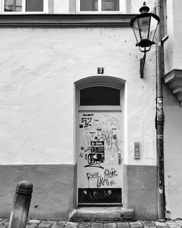 …Was sich wohl hinter Hausnummer 3 verbirgt?…

#bnwmood #explore #schwarzweissfotografie #royalsnappingartists #rsa_streetview  #travel #streetview #städtetrip #travelphotography #oktober #minimalmood #architecture #streetart #streetphotography #yourshotphotographer #munichprimeshot #graffiti #streetstyle #nyc #bnw #bayern #blackandwhite #photojournalism #münchenfotograf #fotografie #mobiography #türe #augsburg #city #mobilephotography