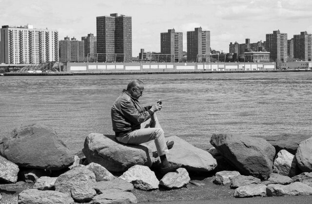 …Social media by the river…🤓

#schwarzweissfotografie #fotografie #people #peoplephotography #newyork #münchen #unterschleissheim #munichprimeshot #portrait #parkbank #skyline #menschen #architektur #blackandwhite #manhattan #waterfront #nycphotographer #nycprimeshot #portraitphotography #architekturfotografie #thuesday #canon #canonphotography #canonusa #canondeutschland #photography #fotografin #fotografinmünchen #fotografieren @munichprimeshot