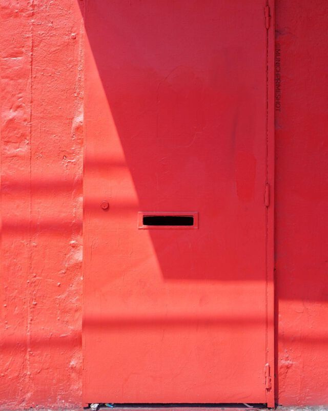 hm what could be behind the #door? 🤨🧐🤓
.
.
.
#miami #explore #royalsnappingartists #travelblogger #travelgram #ig_worldclub #igworldclub #photography #sonya6000 #architecture #streetart #minimalmood #nycprimeshot #nycprime_ladies #instagood #roadtrip #munichprimeshot #florida #artdistrict #visitflorida #sonyimages #yourshotphotographer #sonyalpha #travel #nyc #streetphotography