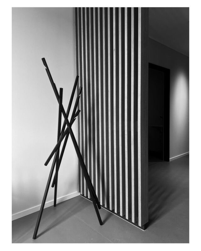 Interior Design ist ein Spiel aus Farben, Mustern, Texturen und Formen. Ein  Zusammenspiel von Möbeln, Accessoires, Beleuchtung und Raumplanung. Die Kunst, das Beste aus einem Raum herauszuholen, um ihn in etwas Einzigartiges zu verwandeln. ❤️

#interiordesign #interior #innenarchitektur #design #fotomagazin_de #architektur #architecture #architekturmagazin #texture #formen #blackandwhite #blackandwhitephotography #monochromatic #monochromephotography #schwarzweissfotografie #fotografinmünchen #fotografie #picturemagazine #monochrom #canondeutschland #fotografieliebe #münchenliebe #munichprimeshot #stillleben #interiordesignphotography #interiormagazine #praxisdesign #stilllife #archilovers #admagazine