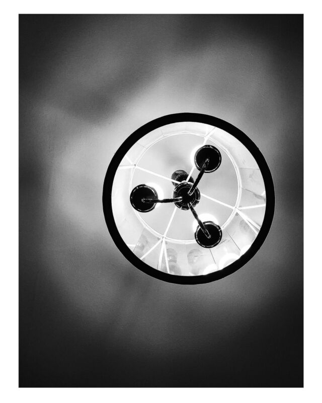 Die Deckenlampe ist ein Designobjekt und ein Stimmungsmacher. Sie ist die Seele des Raumes, das i-Tüpfelchen, das den Raum von gewöhnlich zu außergewöhnlich verwandelt. ☺️❤️

#interiordesign #interior #innenarchitektur #design #fotomagazin_de #architektur #architecture #architekturmagazin #lichtdesign #beleuchtungsideen #blackandwhite #blackandwhitephotography #monochromatic #monochromephotography #schwarzweissfotografie #fotografinmünchen #fotografie #picturemagazine #monochrom #canondeutschland #fotografieliebe #münchenliebe #munichprimeshot #mundusmag #interiormagazine #weshootmirrorless #photography #archilovers #admagazine #interiordesignphotography