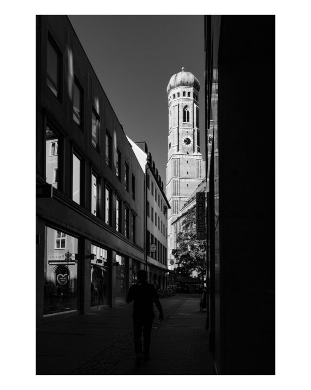 Streetphotography ermöglicht uns, sich in den Straßen zu verlieren und die Schönheit im alltäglichen Chaos zu entdecken. 🥰

#blackandwhitephotography #architektur #ctmagazine #rsa_streetview 
#nyc #monochromephotography #blackandwhite #streetfotografie #liveforthestory #magazine35mm #35mm #münchenliebe #fotografin #shootaesthetics #fotografinmünchen #picturesmagazin #fotografie #fotomagazin_de #monochrome #mundusmag #weshootmirrorless #streetphotography #munichprimeshot #canonr5 #canonphotography #canondeutschland #schwarzweissfotografie #architecture #münchen #fromthestreetswithlove