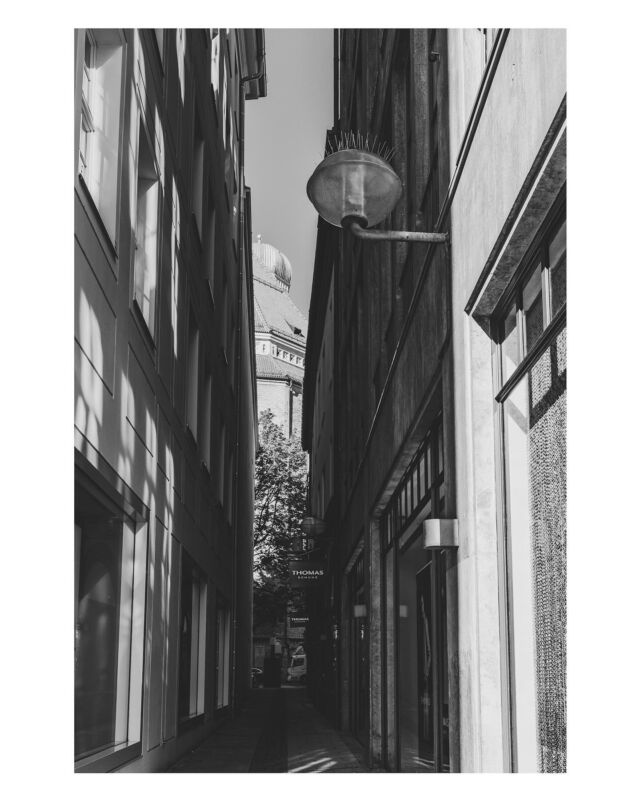 In München gibt es soviele kleine Gassen, man muss sie nur finden. 😛❤️

#blackandwhitephotography #architektur #ctmagazine #rsa_streetview 
#nyc #monochromephotography #blackandwhite #streetfotografie #liveforthestory #magazine35mm #35mm #münchenliebe #fotografin #shootaesthetics #fotografinmünchen #picturesmagazin #fotografie #fotomagazin_de #monochrome #mundusmag #weshootmirrorless #streetphotography #munichprimeshot #canonr5 #canonphotography #canondeutschland #schwarzweissfotografie #architecture #münchen #fromthestreetswithlove