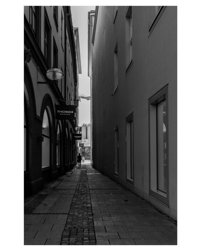 Manche Menschen laufen im perfeten Moment ins Bild und dienen so als schönes Highlight. 😁❤️

#blackandwhitephotography #architektur #ctmagazine #rsa_streetview 
#nyc #monochromephotography #blackandwhite #streetfotografie #liveforthestory #magazine35mm #35mm #münchenliebe #fotografin #shootaesthetics #fotografinmünchen #picturesmagazin #fotografie #fotomagazin_de #monochrome #mundusmag #weshootmirrorless #streetphotography #munichprimeshot #canonr5 #canonphotography #canondeutschland #schwarzweissfotografie #architecture #münchen #fromthestreetswithlove