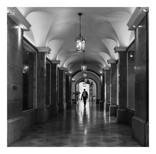 Abseits der Wege befinden sich immer wieder kleine architektonische Schmankerl. 😁❤️

#blackandwhitephotography #architektur #ctmagazine #rsa_streetview 
#nyc #monochromephotography #blackandwhite #streetfotografie #liveforthestory #magazine35mm #35mm #münchenliebe #fotografin #shootaesthetics #fotografinmünchen #picturesmagazin #fotografie #fotomagazin_de #monochrome #mundusmag #weshootmirrorless #streetphotography #munichprimeshot #canonr5 #canonphotography #canondeutschland #schwarzweissfotografie #architecture #münchen #fromthestreetswithlove