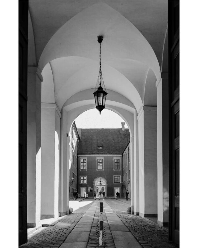 Ich sehe was was du nicht siehst, wunderschöne Innenhöfe in München. 😛🫶🏻

#blackandwhitephotography #architektur #ctmagazine #rsa_streetview 
#nyc #monochromephotography #blackandwhite #streetfotografie #liveforthestory #magazine35mm #35mm #münchenliebe #fotografin #shootaesthetics #fotografinmünchen #picturesmagazin #fotografie #fotomagazin_de #monochrome #mundusmag #weshootmirrorless #streetphotography #munichprimeshot #canonr5 #canonphotography #canondeutschland #schwarzweissfotografie #architecture #münchen #fromthestreetswithlove