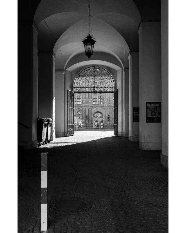 Manchmal gibt es Orte, da würde man am liebsten stundenlang mit der Kamera verweilen. 😁❤️

Ich sehe was was du nicht siehst, wunderschöne Innenhöfe in München. 😛🫶🏻

#blackandwhitephotography #architektur #ctmagazine #rsa_streetview 
#nyc #monochromephotography #blackandwhite #streetfotografie #liveforthestory #magazine35mm #35mm #münchenliebe #fotografin #shootaesthetics #fotografinmünchen #picturesmagazin #fotografie #fotomagazin_de #monochrome #mundusmag #weshootmirrorless #streetphotography #munichprimeshot #canonr5 #canonphotography #canondeutschland #schwarzweissfotografie #architecture #münchen #fromthestreetswithlove