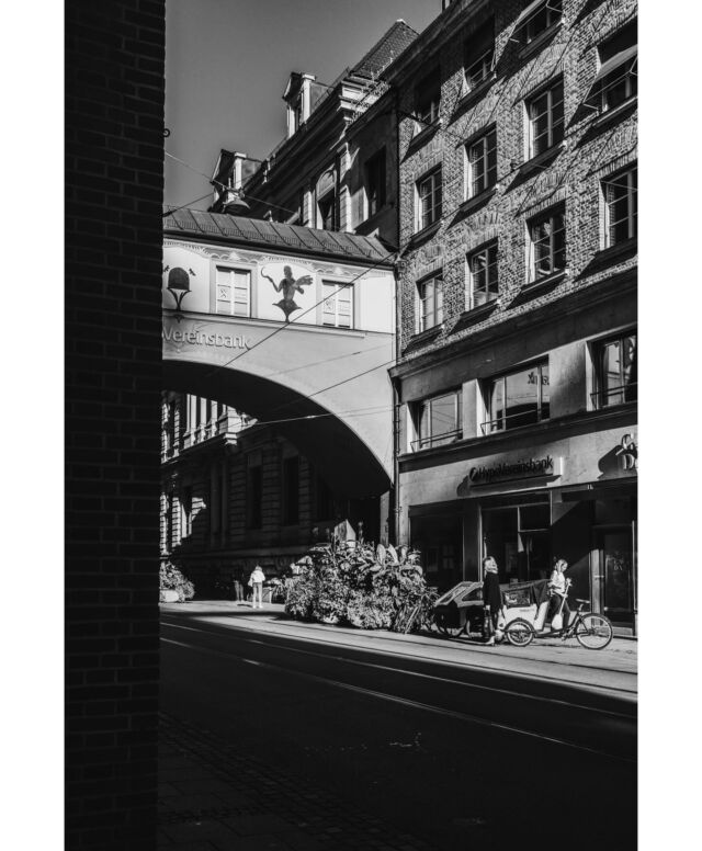Licht und Schattenspiele am frühen Morgen. 🫶🏻☺️

#blackandwhitephotography #architektur #ctmagazine #rsa_streetview 
#nyc #monochromephotography #blackandwhite #streetfotografie #liveforthestory #magazine35mm #35mm #münchenliebe #fotografin #shootaesthetics #fotografinmünchen #picturesmagazin #fotografie #fotomagazin_de #monochrome #mundusmag #weshootmirrorless #streetphotography #munichprimeshot #streetphotographyinternational #canonphotography #canondeutschland #schwarzweissfotografie #architecture #münchen #fromthestreetswithlove