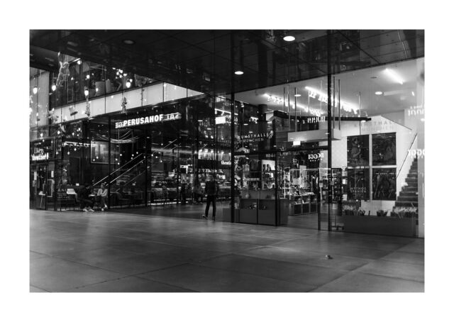 Schlendern und entschleunigen im Perusahof 😁🫶🏻

#blackandwhitephotography #architektur #ctmagazine #rsa_streetview 
#nyc #monochromephotography #blackandwhite #streetfotografie #liveforthestory #magazine35mm #35mm #münchenliebe #fotografin #shootaesthetics #fotografinmünchen #picturesmagazin #fotografie #fotomagazin_de #monochrome #mundusmag #weshootmirrorless #streetphotography #munichprimeshot #streetphotographyinternational #canonphotography #canondeutschland #schwarzweissfotografie #architecture #münchen #fromthestreetswithlove