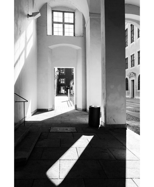 Was für ein schöner Moment, als die Sonne rauskam, um diese tollen Schattenwürfe zu erzeugen. ❤️☺️

#blackandwhitephotography #architektur #ctmagazine #rsa_streetview 
#nyc #monochromephotography #blackandwhite #streetfotografie #liveforthestory #magazine35mm #35mm #münchenliebe #fotografin #shootaesthetics #fotografinmünchen #picturesmagazin #fotografie #fotomagazin_de #monochrome #mundusmag #weshootmirrorless #streetphotography #munichprimeshot #streetphotographyinternational #canonphotography #canondeutschland #schwarzweissfotografie #architecture #münchen #documagazine