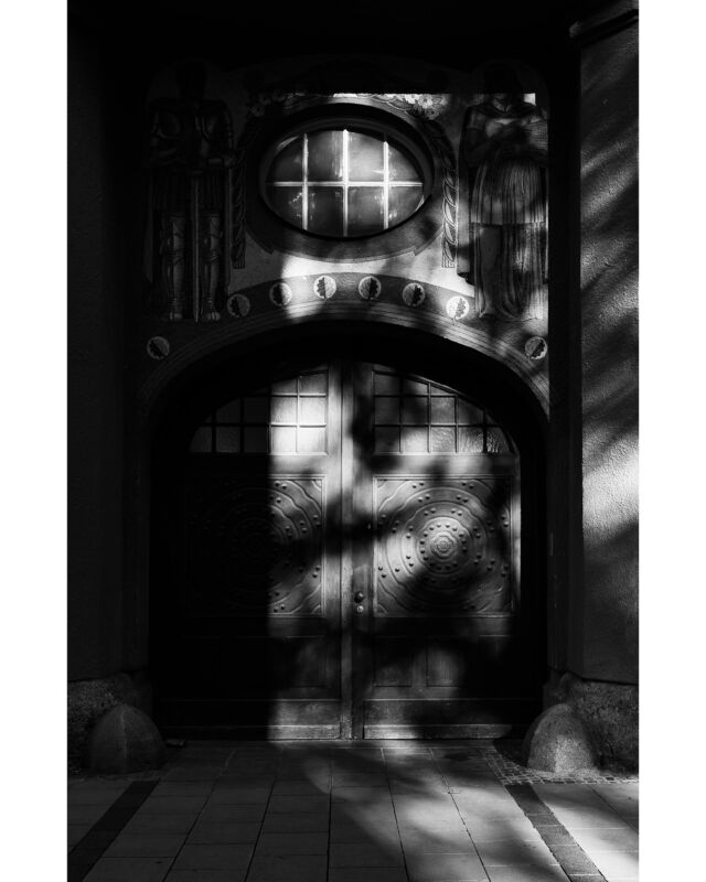 Licht und Schattenspiele sind ganz oft wie „The Sound of Silence“ Sie wandern lautlos, aber hinterlassen mit ihrem dasein eine wunderschöne Melodien auf allem wo sie sich niederlegen. ❤️

#blackandwhitephotography #architektur #ctmagazine #rsa_streetview 
#nyc #monochromephotography #blackandwhite #streetfotografie #liveforthestory #magazine35mm #35mm #münchenliebe #fotografin #shootaesthetics #fotografinmünchen #picturesmagazin #fotografie #fotomagazin_de #monochrome #mundusmag #weshootmirrorless #streetphotography #munichprimeshot #streetphotographyinternational #canonphotography #canondeutschland #schwarzweissfotografie #architecture #münchen #fromthestreetswithlove