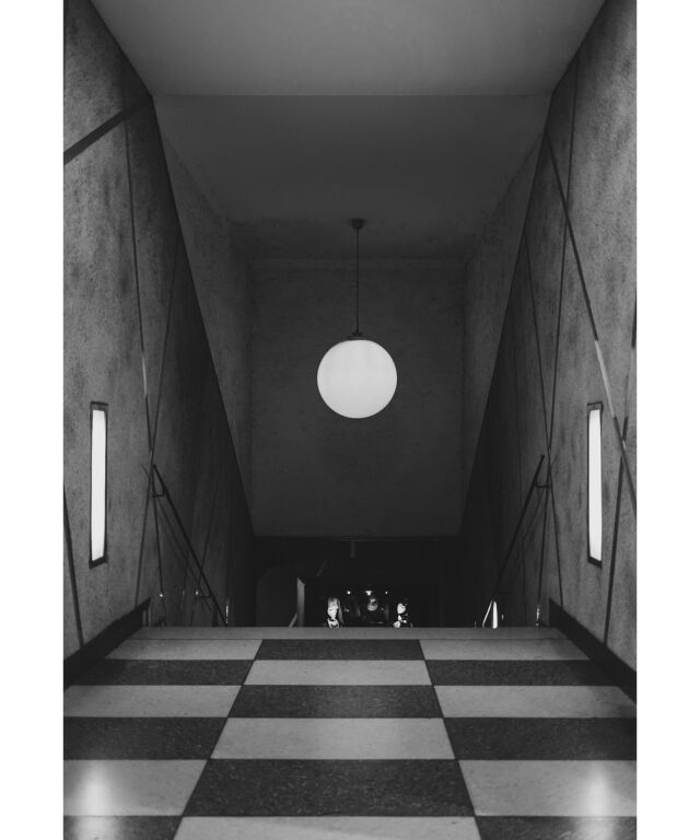 Schnell die Gunst der Stunde genutzt als niemand die Treppen rauf kam. Wieviele verschiedene Designelemente hier aufeinander trafen hat mir besonders gefallen. 😍🙃

#blackandwhitephotography #architektur #ctmagazine #rsa_streetview 
#nyc #monochromephotography #blackandwhite #streetfotografie #liveforthestory #magazine35mm #bnwprimeshot #münchenliebe #fotografin #shootaesthetics #fotografinmünchen #picturesmagazin #fotografie #fotomagazin_de #monochrome #mundusmag #weshootmirrorless #streetphotography #munichprimeshot #streetphotographyinternational #canonphotography #canondeutschland #schwarzweissfotografie #architecture #münchen #fromthestreetswithlove