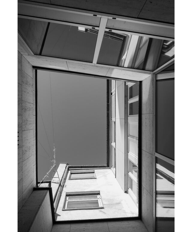 Stell dir vor, du gehst auf eine Reise durch die Großstädte der Welt, um die erstaunlichsten und ikonischsten Gebäude zu entdecken. Mit jedem Schritt nach oben spürst du, wie sich die Perspektive verändert und die Architektur deine Sinne überwältigt. 🥰❤️

#blackandwhitephotography #architektur #ctmagazine #rsa_streetview 
#nyc #monochromephotography #blackandwhite #streetfotografie #liveforthestory #magazine35mm #bnwprimeshot #münchenliebe #fotografin #shootaesthetics #fotografinmünchen #picturesmagazin #fotografie #fotomagazin_de #monochrome #mundusmag #weshootmirrorless #streetphotography #munichprimeshot #streetphotographyinternational #canonphotography #canondeutschland #schwarzweissfotografie #architecture #münchen #fromthestreetswithlove