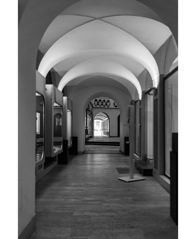 Einfach mal abtauchen, um ein paar schöne Plätzchen in der Stadt zu erkunden. ❤️☺️

#blackandwhitephotography #architektur #ctmagazine #rsa_streetview 
#nyc #monochromephotography #blackandwhite #streetfotografie #liveforthestory #magazine35mm #bnwprimeshot #münchenliebe #fotografin #shootaesthetics #fotografinmünchen #picturesmagazin #fotografie #fotomagazin_de #monochrome #mundusmag #weshootmirrorless #streetphotography #munichprimeshot #streetphotographyinternational #canonphotography #canondeutschland #schwarzweissfotografie #architecture #münchen #fromthestreetswithlove