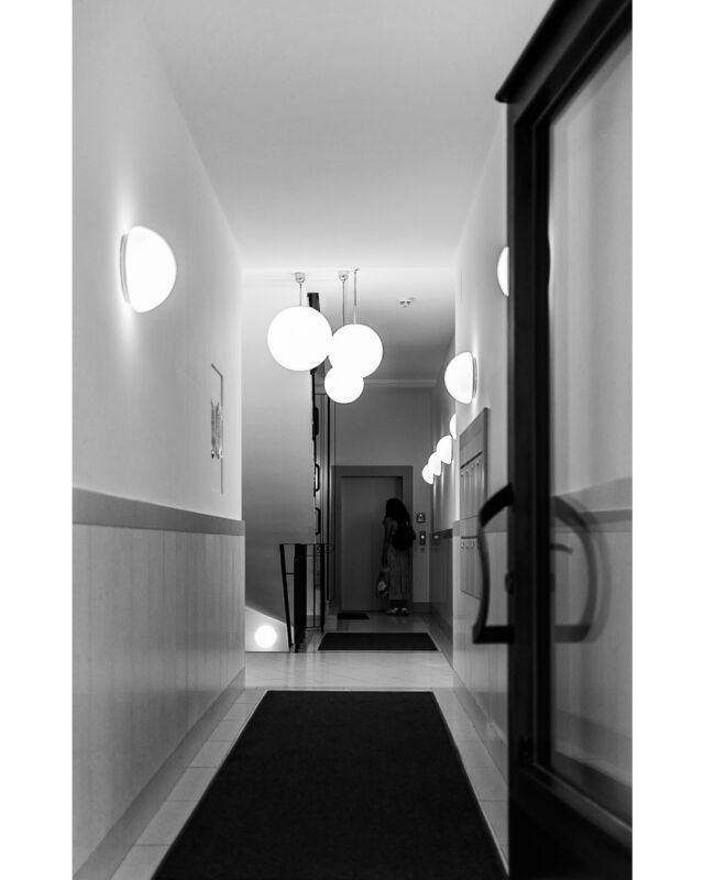 Manchmal ist man zur richtigen Zeit am richtigen Ort, ein paar Sekunden später wäre die Frau im Fahrstuhl verschwunden. ☺️❤️

#blackandwhitephotography #architektur #ctmagazine #rsa_streetview 
#nyc #monochromephotography #blackandwhite #streetfotografie #liveforthestory #magazine35mm #bnwprimeshot #münchenliebe #fotografin #shootaesthetics #fotografinmünchen #picturesmagazin #fotografie #fotomagazin_de #monochrome #mundusmag #weshootmirrorless #streetphotography #munichprimeshot #streetphotographyinternational #canonphotography #canondeutschland #schwarzweissfotografie #architecture #münchen #fromthestreetswithlove