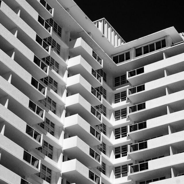 castle of lines...
.
.
.
#royalsnappingartists #travelblogger #travelgram #ig_worldclub #igworldclub #photooftheday #visitflorida #sonyalpha #architecture #immobilien #architektur #realestate #design #building #munichprimeshot #florida  #sunshinecoast #sonyimages #yourshotphotographer #architecturephotography #sonyalpha6000 #archilovers #miamibeach #wohnen #bnwphotography #bnw #blackandwhite #miami #arkiromantix #bnwmood @munichprimeshot