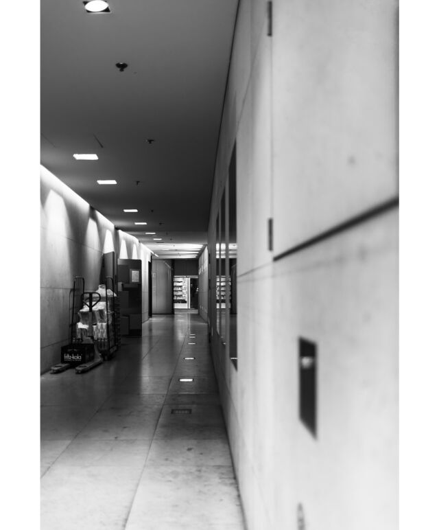 Manchmal ist es als wäre man auf den Spuren von Sherlock Holmes unterwegs, geheime Gassen und versteckte Winkel, was kommt wohl als nächstes um die Ecke? 🤓❤️

#blackandwhitephotography #architektur #ctmagazine #rsa_streetview 
#nyc #monochromephotography #blackandwhite #streetfotografie #liveforthestory #magazine35mm #bnwprimeshot #münchenliebe #fotografin #shootaesthetics #fotografinmünchen #picturesmagazin #fotografie #fotomagazin_de #monochrome #mundusmag #weshootmirrorless #streetphotography #munichprimeshot #streetphotographyinternational #canonphotography #canondeutschland #schwarzweissfotografie #architecture #münchen #fromthestreetswithlove