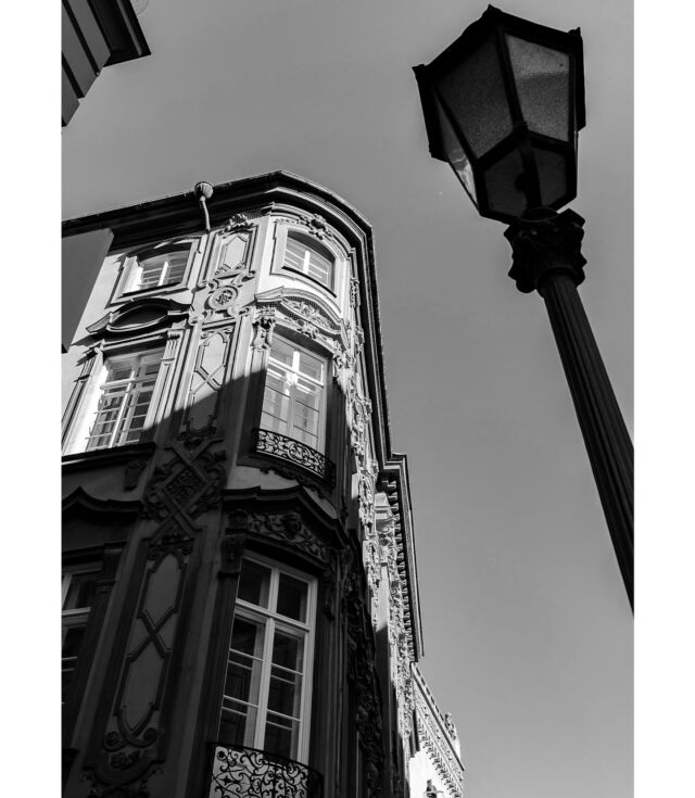 München - eine Stadt mit einer reichen Geschichte und einer faszinierenden Architektur, die alt und neu auf harmonische Weise miteinander verbindet. 🙃❤️

#blackandwhitephotography #architektur #ctmagazine #rsa_streetview 
#nyc #monochromephotography #blackandwhite #streetfotografie #liveforthestory #magazine35mm #35mm #münchenliebe #fotografin #shootaesthetics #fotografinmünchen #picturesmagazin #fotografie #fotomagazin_de #monochrome #mundusmag #weshootmirrorless #streetphotography #munichprimeshot #canonr5 #canonphotography #canondeutschland #schwarzweissfotografie #architecture #münchen #fromthestreetswithlove