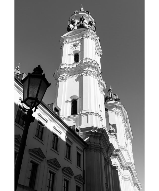 Die Theatinerkirche St. Kajetan in München ist eine der bekanntesten Barockkirchen der Stadt und ein architektonisches Meisterwerk. Sie wurde im 17. Jahrhundert von den Theatinerorden erbaut und ist dem heiligen Kajetan von Thiene geweiht. 🙃❤️

#blackandwhitephotography #architektur #ctmagazine #rsa_streetview 
#nyc #monochromephotography #blackandwhite #streetfotografie #liveforthestory #theatinerkirche #35mm #münchenliebe #fotografin #shootaesthetics #fotografinmünchen #picturesmagazin #fotografie #fotomagazin_de #monochrome #mundusmag #weshootmirrorless #streetphotography #munichprimeshot #canonr5 #canonphotography #canondeutschland #schwarzweissfotografie #architecture #münchen #fromthestreetswithlove