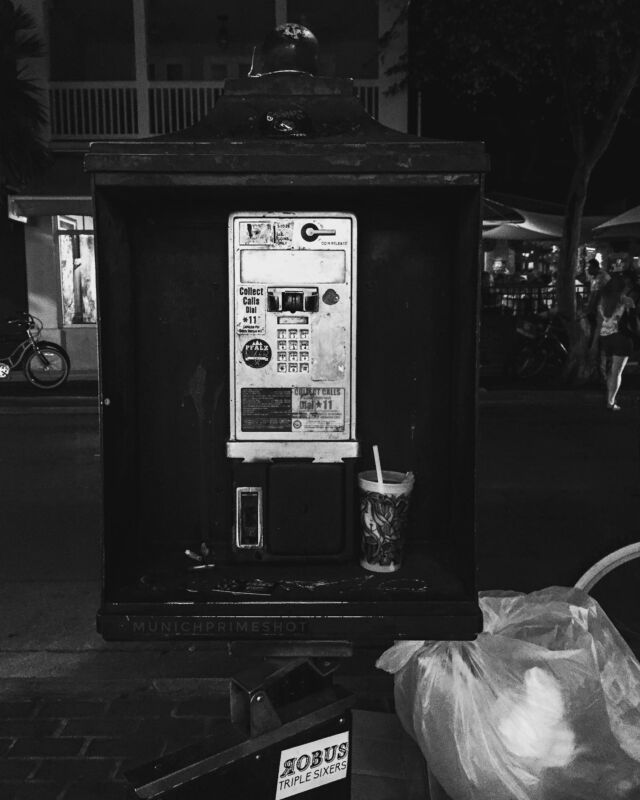 call me maybe 📞😜
.
.
.
#royalsnappingartists #travelblogger #travelgram #ig_worldclub #igworldclub #photooftheday #visitflorida #sonyalpha #momentaufnahme #stilllife #stillleben #usaprimeshot #bnw #streetview #munichprimeshot #florida #sunshinecoast #sonyimages #yourshotphotographer #streetphotography #sonyalpha6000 #keywest #bnwstreetphotography #vacation #keylargo #miami #explore #floridakeys #keywestflorida #blackandwhite @munichprimeshot